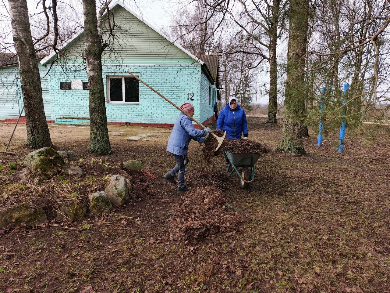 Уборка территории школы (субботник).